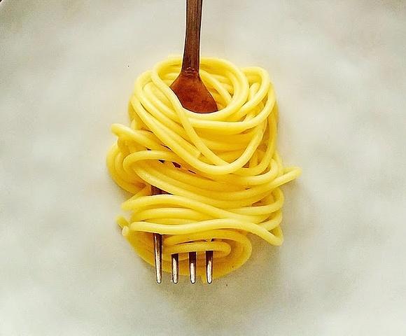Jak ugotować makaron al dente? Sztuczki na makaron idealny