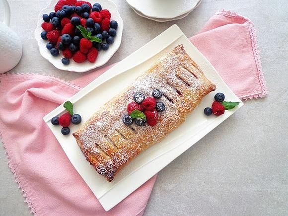 Strudel z owocami leśnymi i jabłkami