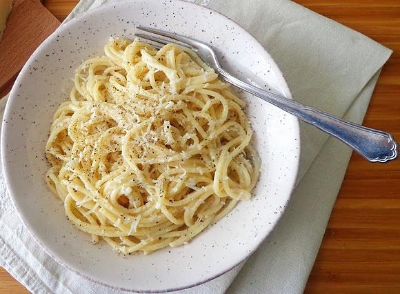 Włoski makaron Cacio e Pepe krok po kroku