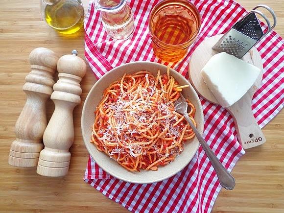 Spaghetti all’Amatriciana - krótkie wideo z włoskimi przepisami