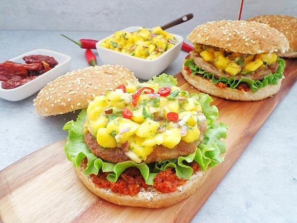 Hamburger wołowo-wieprzowy z salsą mango