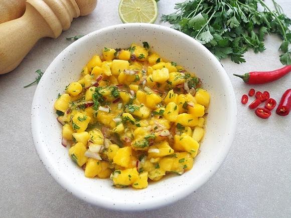Salsa mango z czerwoną cebulą