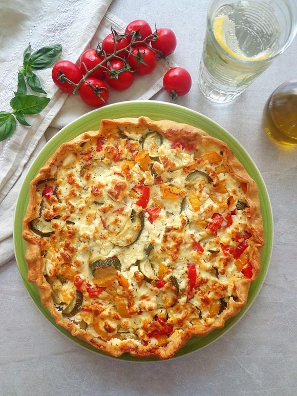 Tarta na francuskim cieście z cukinią, papryką i fetą