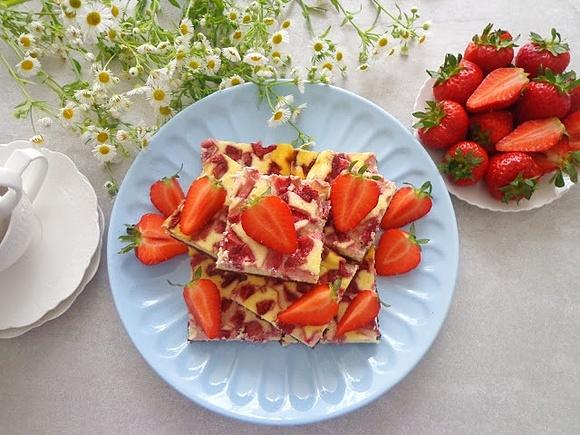 Cheesecake z truskawkami i czekoladowymi ciasteczkami