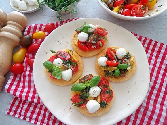 Pizzette z ciasta francuskiego z marynowanymi pomidorkami