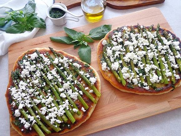 Focaccia z pieczonymi szparagami fetą i pesto z bazylii