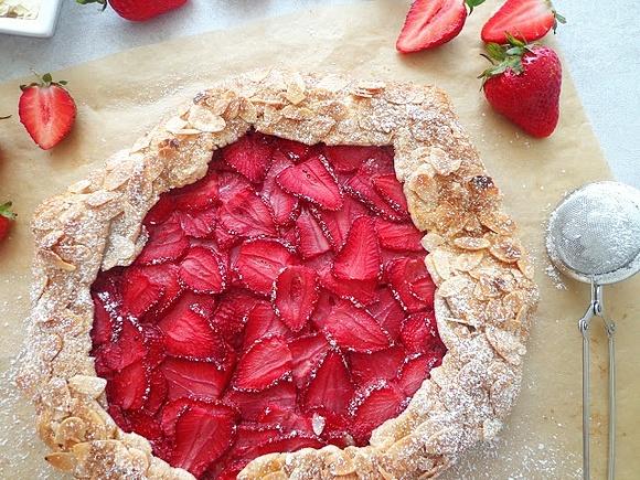 Galette z truskawkami i migdałami