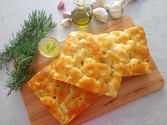 Focaccia z masłem czosnkowym i rozmarynem