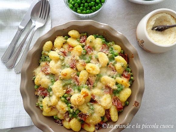 Gnocchi zapiekane z groszkiem i szynką speck