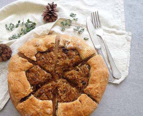 Drożdżowa galette z kapustą i suszonymi grzybami