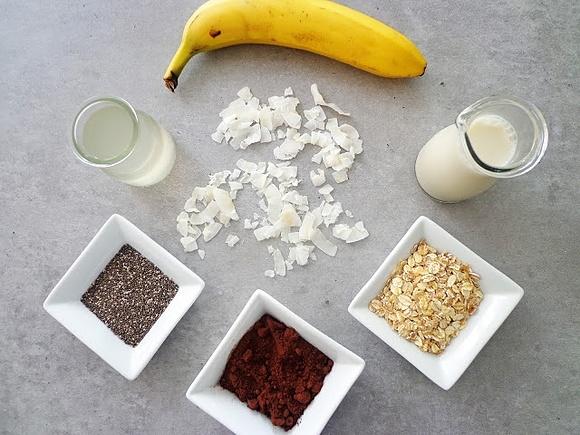 Czekoladowo-bananowy koktajl z płatkami owsianymi i nasionami chia