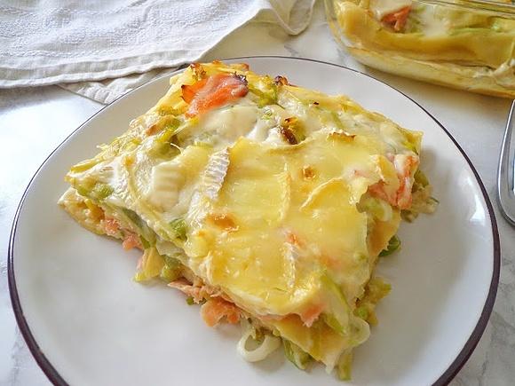 Lasagne z porem, wędzonym łososiem i serem brie