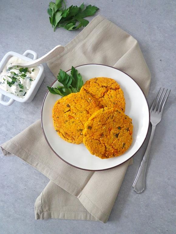 Pieczone burgery z marchewki
