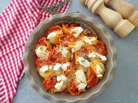 Muszle makaronowe zapiekane w sosie pomidorowym z tuńczykiem i oliwkami