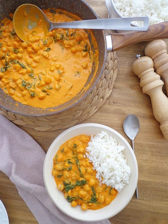 Curry z ciecierzycą i szpinakiem