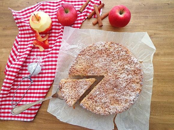 Szarlotka na kruchym cieście z kruszonką