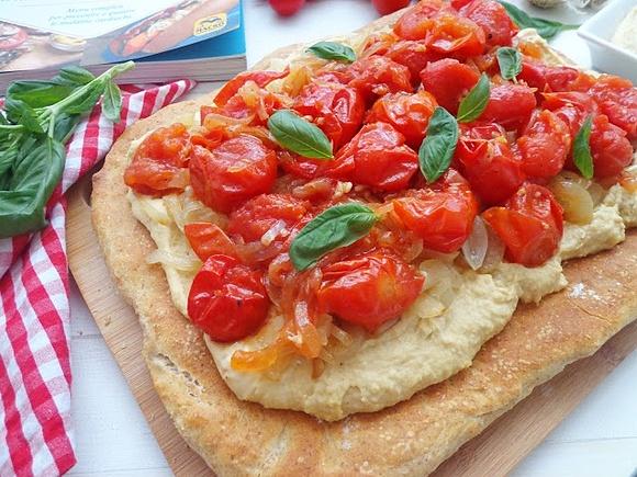 Focaccia z hummusem, karmelizowaną cebulką i chutney z pomidorów