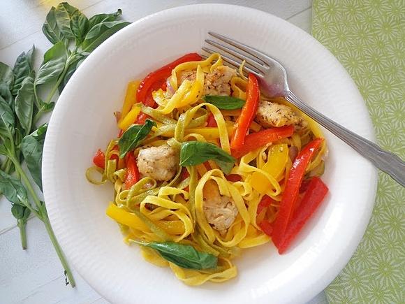 Ziołowe tagliatelle z indykiem i papryką