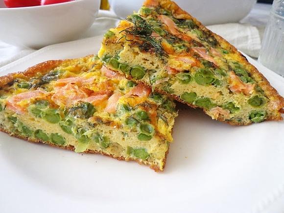 Frittata z groszkiem i wędzonym łososiem
