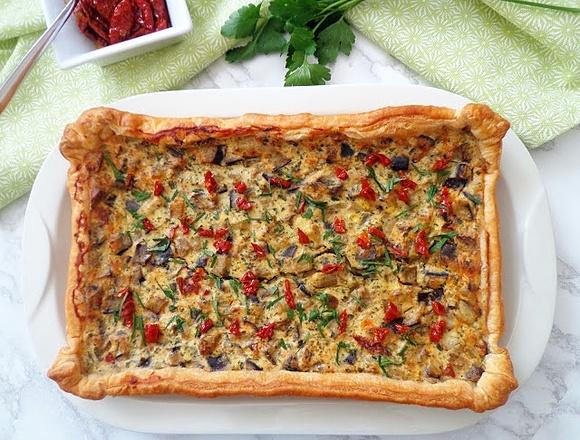 Wytrawna tarta z bakłażanami i suszonymi pomidorami