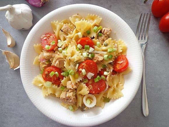 Makaron z tuńczykiem i pomidorkami