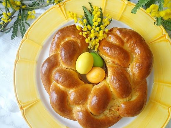 Wielkanocny wieniec drożdżowy z maślanym nadzieniem