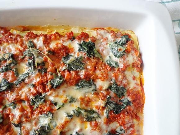 Lasagne z mięsnym ragù i jarmużem