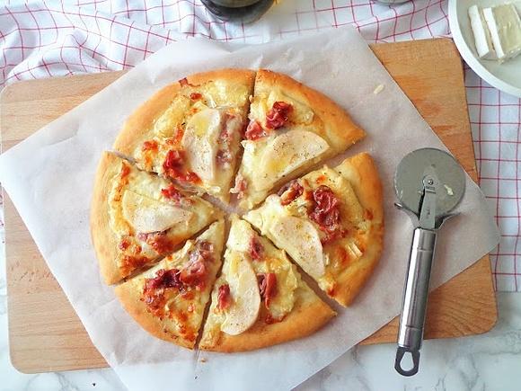 Pizza z wędzoną szynką, serem brie i gruszką