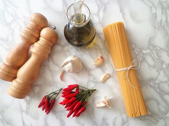 Spaghetti aglio, olio e peperoncino - tradycyjny włoski sposób