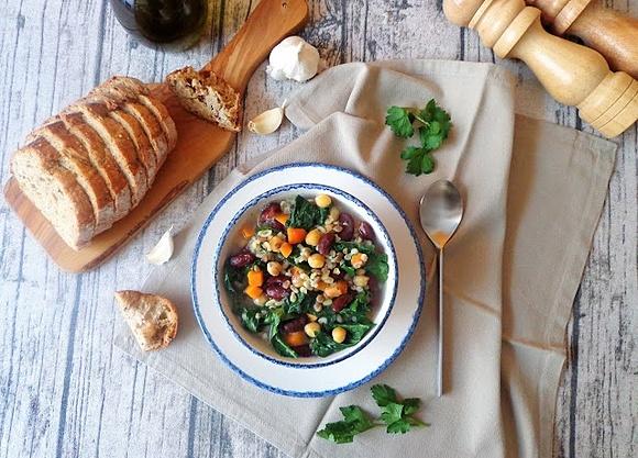 Zupa z kaszą bulgur i strączkami