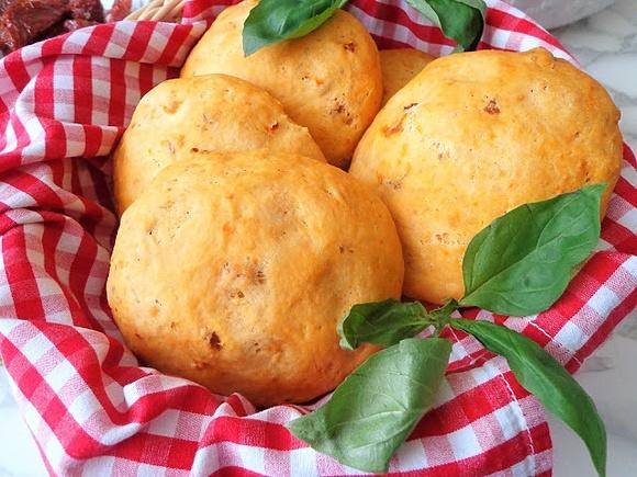 Focaccia z suszonymi pomidorami