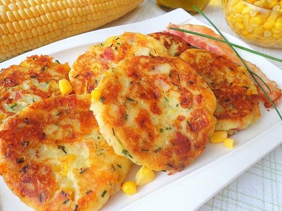 Placki ziemniaczane z kukurydzą bekonem i serem cheddar