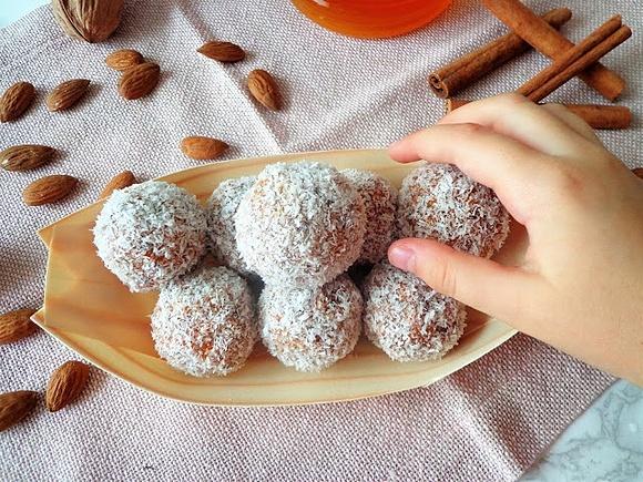 Marchewkowo-kokosowe kuleczki z orzechami i suszonymi śliwkami
