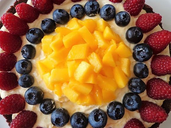 Czekoladowa tarta z kremem z mango i owocami