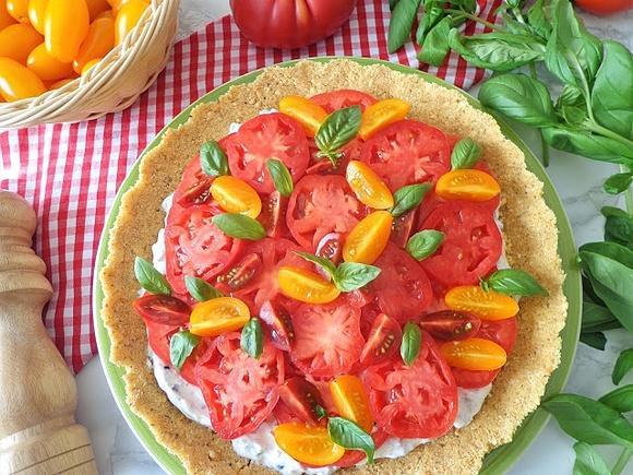 Tarta na krakersach z jogurtowym kremem i pomidorami