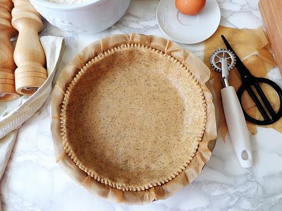 Tarta z zapiekanymi warzywami w sosie z kurkumą