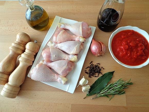 Kurczak w sosie winno-pomidorowym