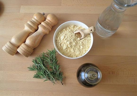 Placek z ciecierzycy bez glutenu i drożdży