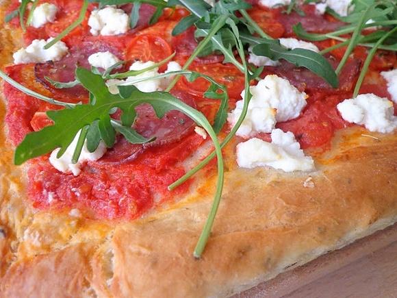 Pizza na grubym cieście z salami pomidorkami i ricottą