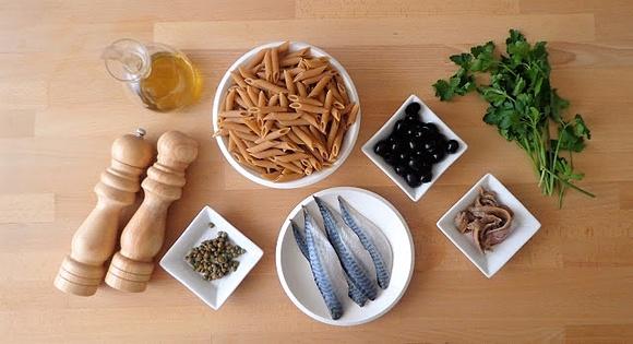 Makaron z makrelą oliwkami i anchois