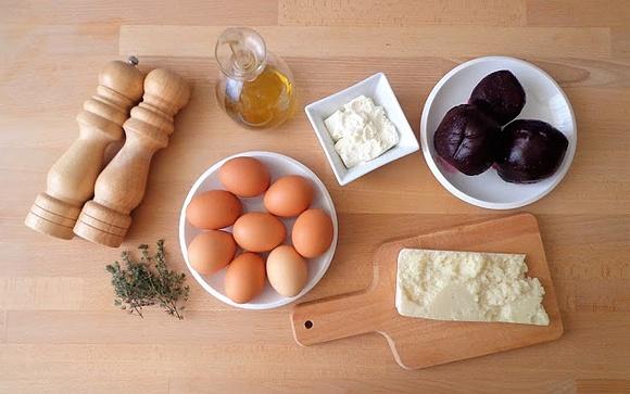 Pieczona frittata z burakami, ricottą i tymiankiem