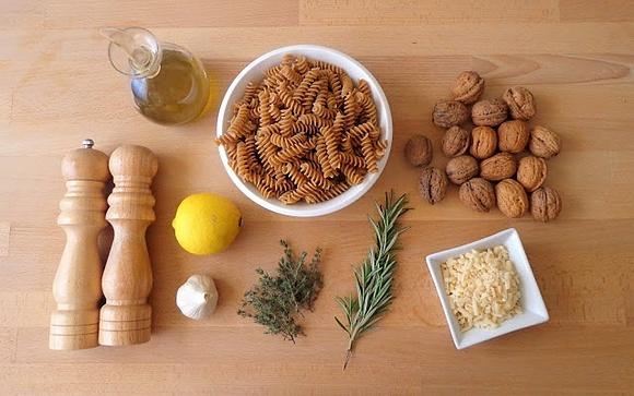 Makaron z pesto orzechowo-ziołowym