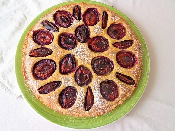 Tarta z kremem pistacjowym i śliwkami