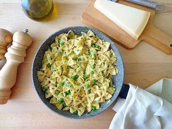 Farfalle alla carbonara z cukinią i groszkiem