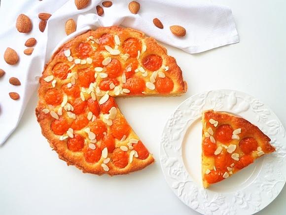 Tarta z morelami i kremem migdałowym frangipane