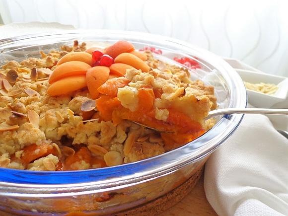 Crumble z morelami i płatkami owsianymi
