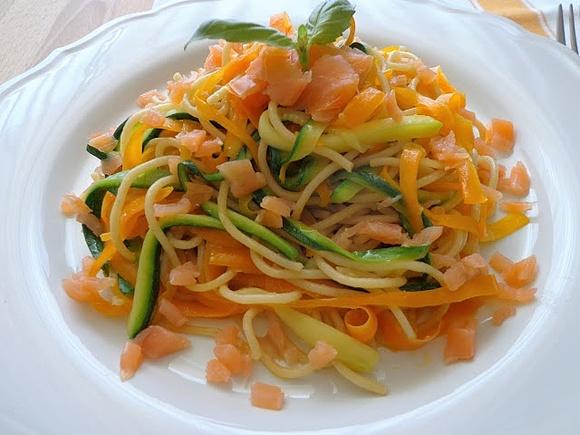 Spaghetti z marchewką cukinią i wędzonym łososiem
