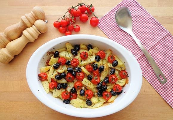 Pieczone ziemniaki z pomidorkami i oliwkami