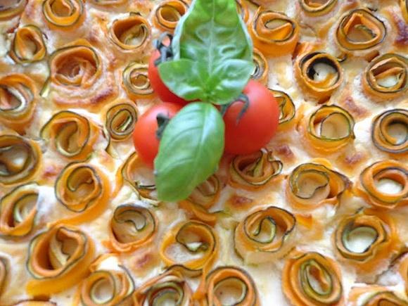 Tarta na francuskim cieście z sosem Mornay i warzywnymi rulonikami