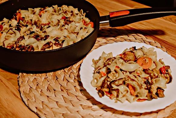 Tagliatelle z kurczakiem i topinamburem